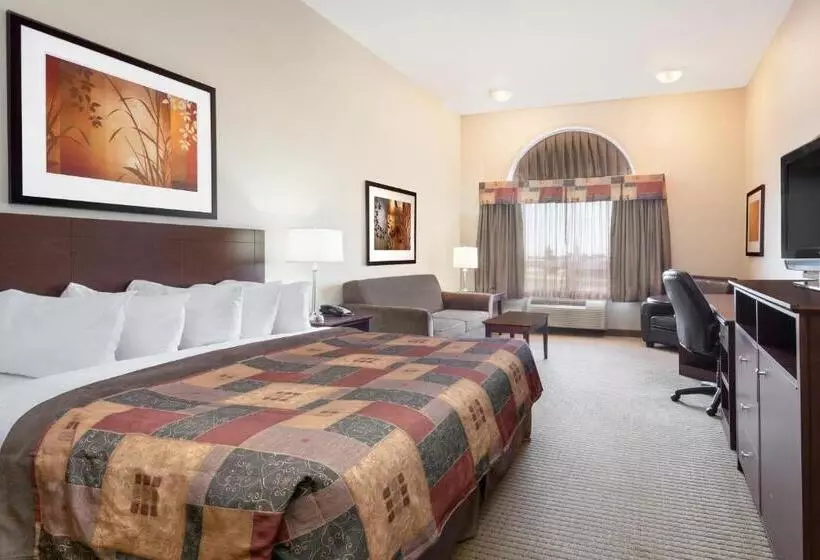キングサイズベッドのスタンダードルーム, Ramada By Wyndham Weyburn