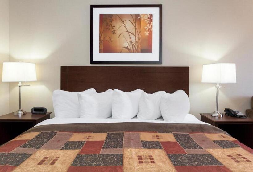 キングサイズベッドのスタンダードルーム, Ramada By Wyndham Weyburn