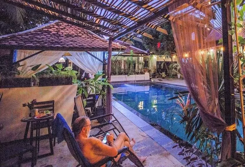 اتاق سوپریور با تخت بزرگ, The Sanctuary Villa Battambang