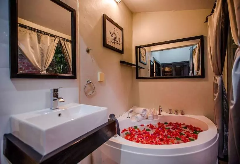 اتاق لوکس, The Sanctuary Villa Battambang