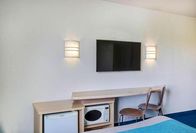 غرفة قياسية لذوى الاحتياجات الخاصة, Motel 6grande Prairie, Ab