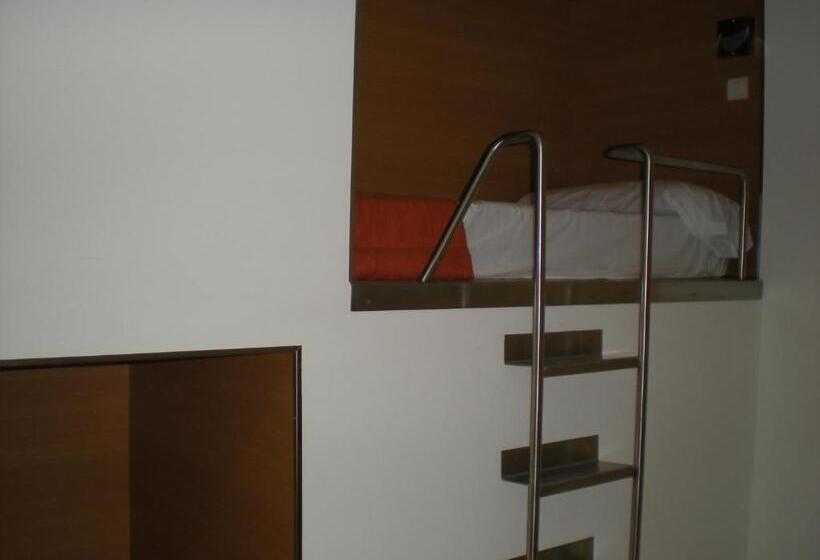 Четырехместный Номер Стандарт, Albergue Inturjoven Torremolinos