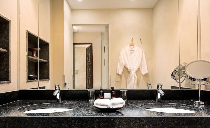 سوییت جونیور, Boutique Corral Del Rey