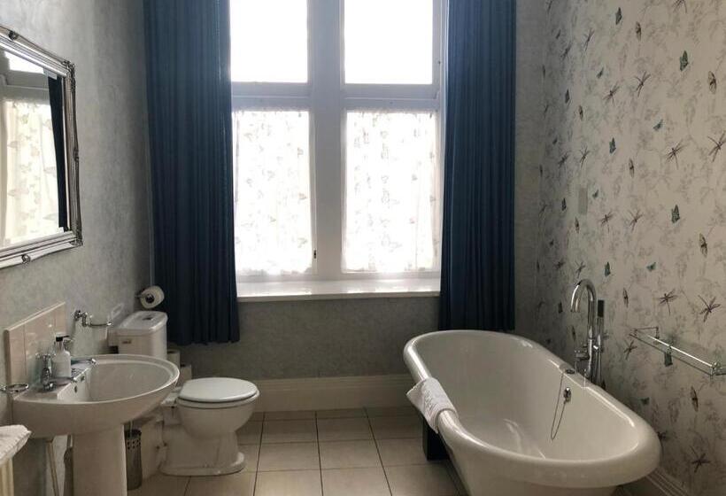 Apartament 4 Dormitoare, Irton Hall