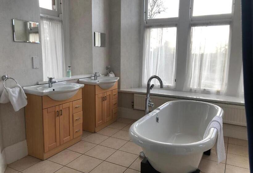 Apartament 4 Dormitoare, Irton Hall