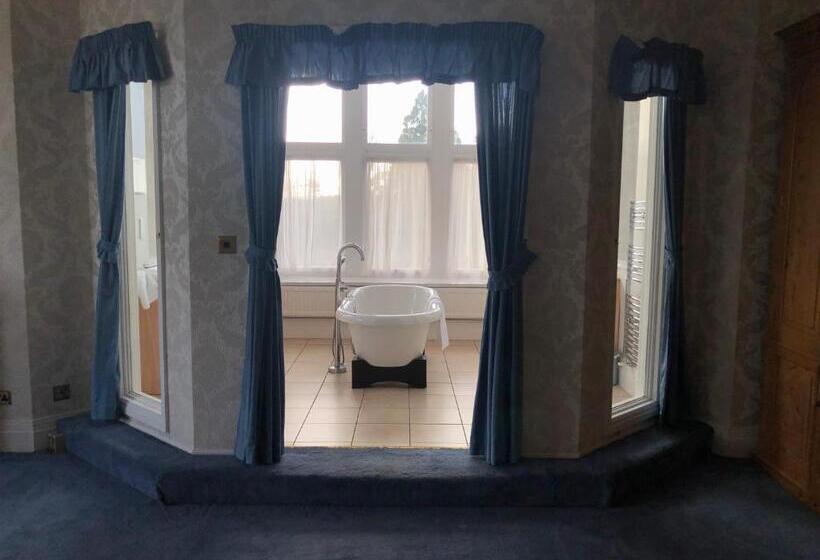 Apartament 4 Dormitoare, Irton Hall