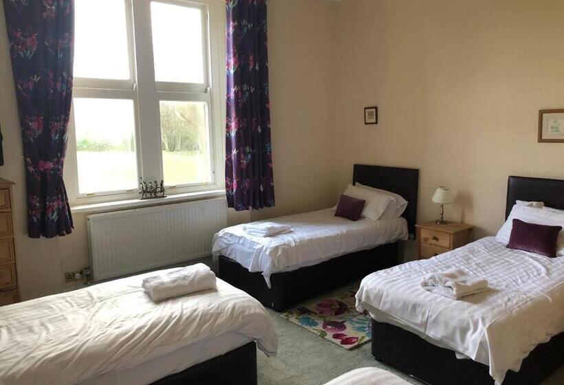 Apartament 4 Dormitoare, Irton Hall