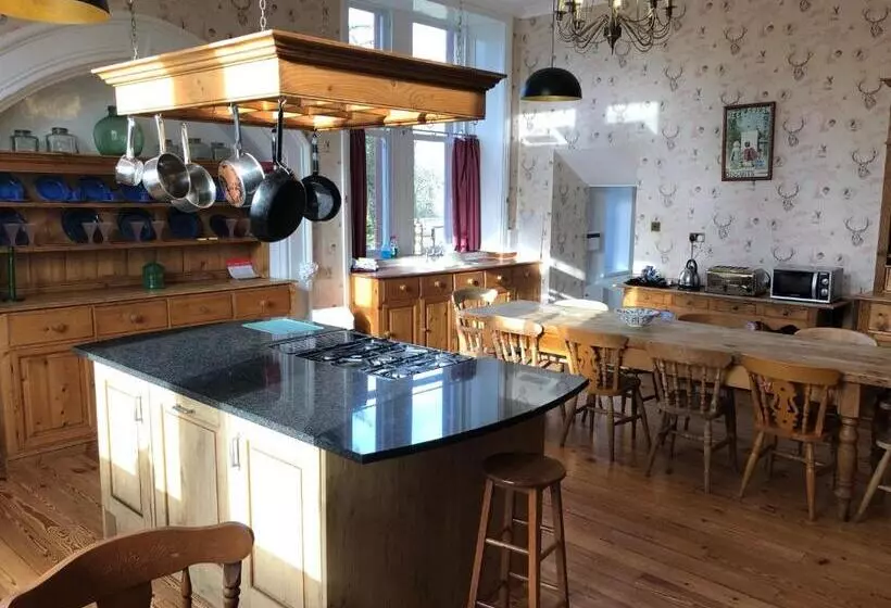 Huoneisto 4 Makuuhuonetta, Irton Hall