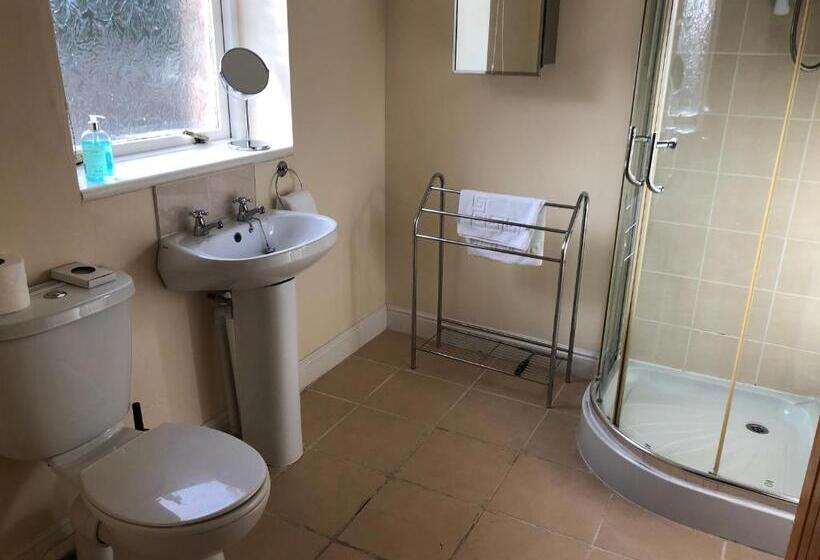 Apartament 5 Dormitoare, Irton Hall