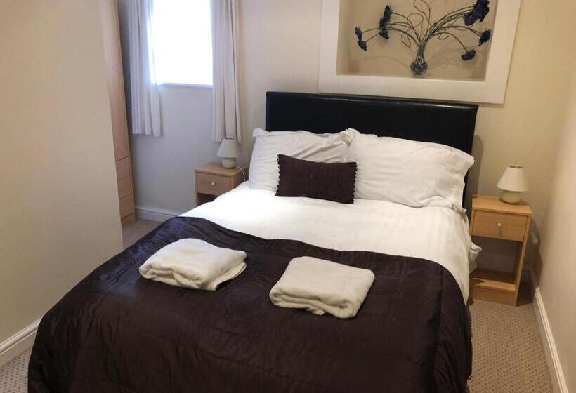 Apartament 5 Dormitoare, Irton Hall