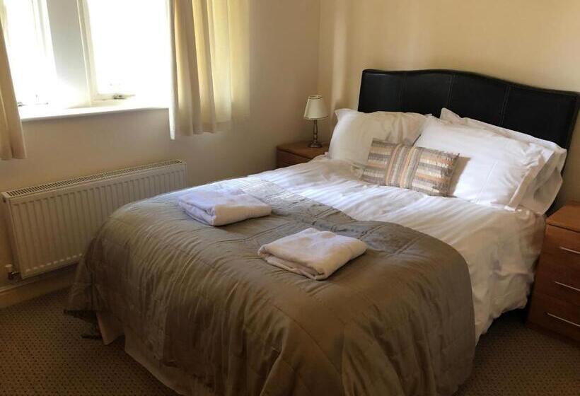 Apartament 5 Dormitoare, Irton Hall