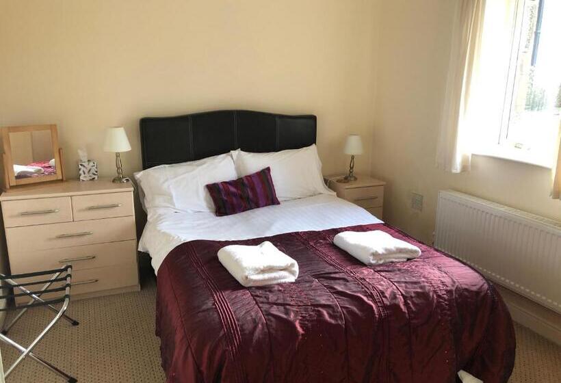 Apartament 5 Dormitoare, Irton Hall