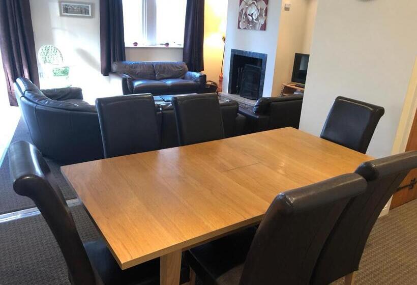 Apartament 5 Dormitoare, Irton Hall