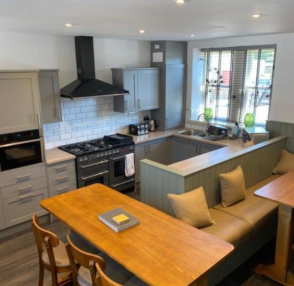 Casă 3 Dormitoare, Irton Hall