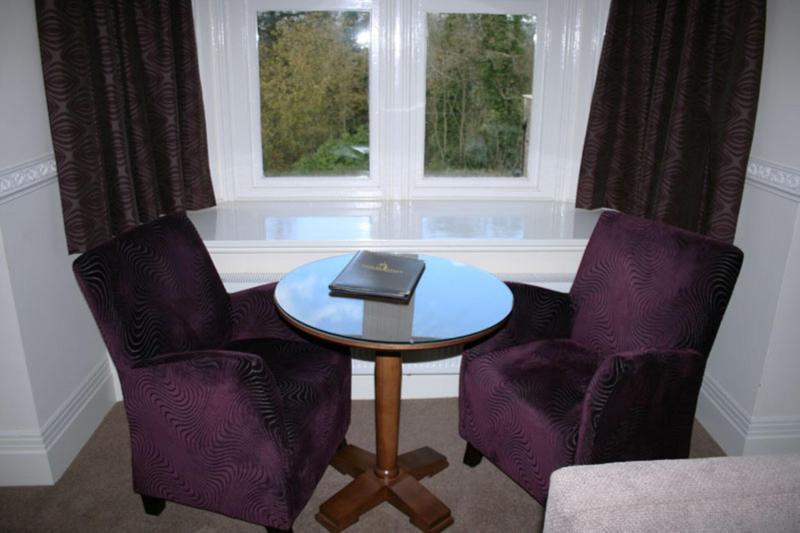 Cameră Executivă, Irton Hall