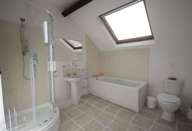 Apartament 4 Dormitoare, Irton Hall