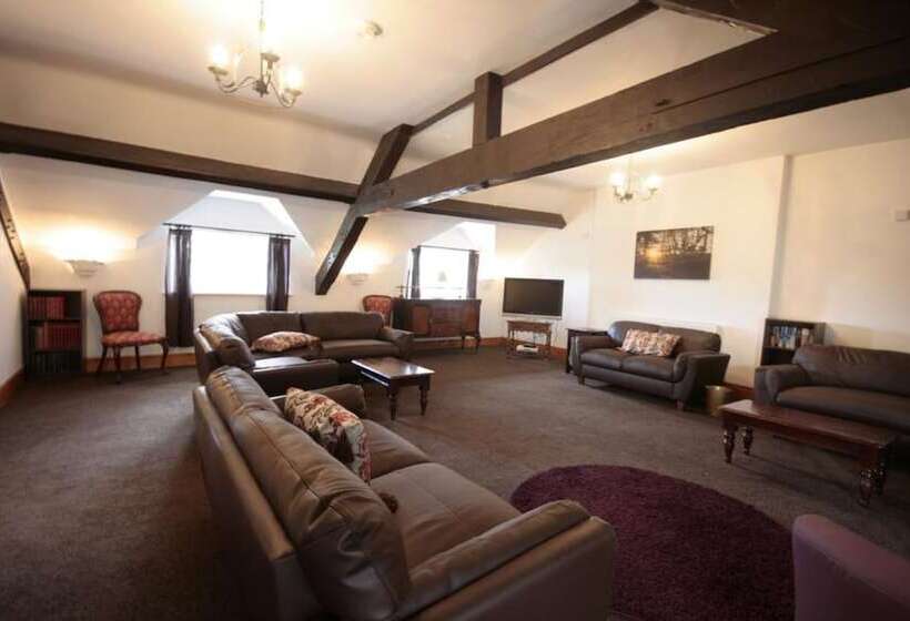 Apartament 4 Dormitoare, Irton Hall