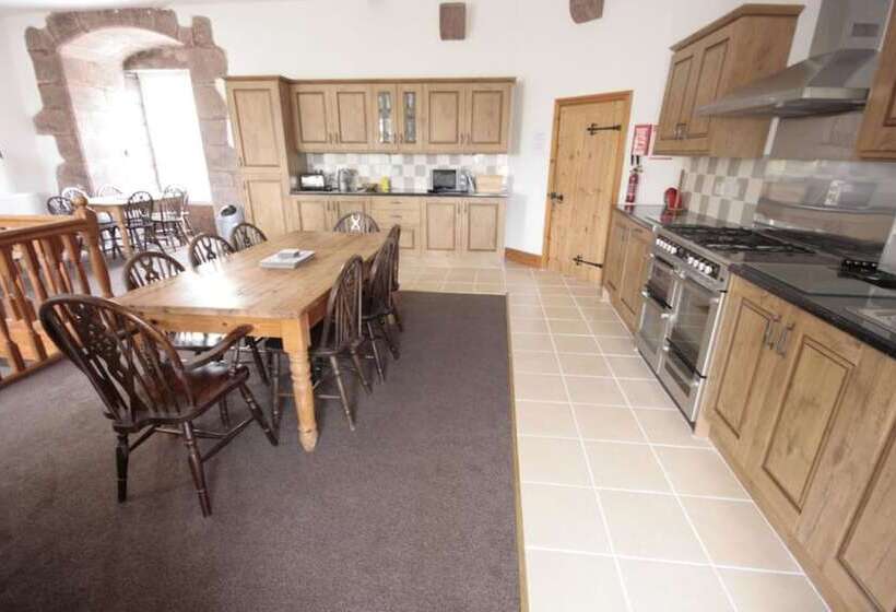 Apartament 4 Dormitoare, Irton Hall