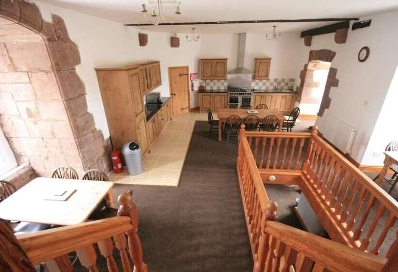 Apartament 4 Dormitoare, Irton Hall