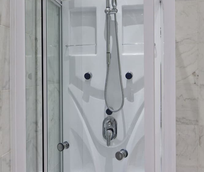 Cameră Familiară, Irton Hall