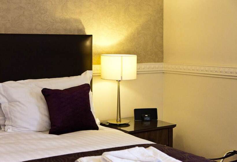 Cameră Familiară, Irton Hall