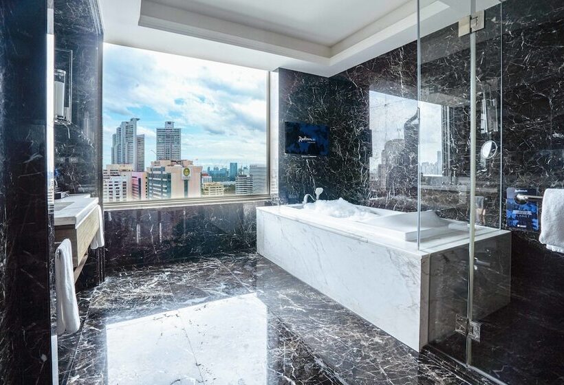 سوییت جونیور, Radisson Blu Plaza Bangkok