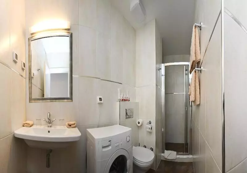 スタンダードスタジオ, Apartments Villa Riva
