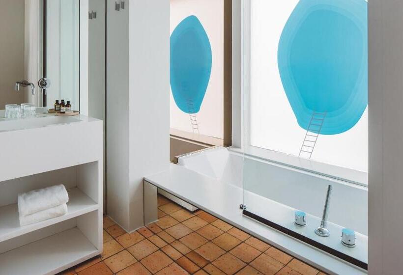 غرفة عائلية, Pilar