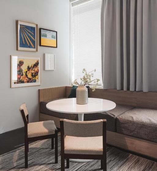 غرفة عائلية, Pilar