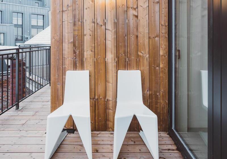 جناح جونيور مزوَّد بتراس, Pilar