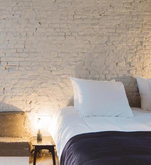 جناح جونيور مزوَّد بتراس, Pilar