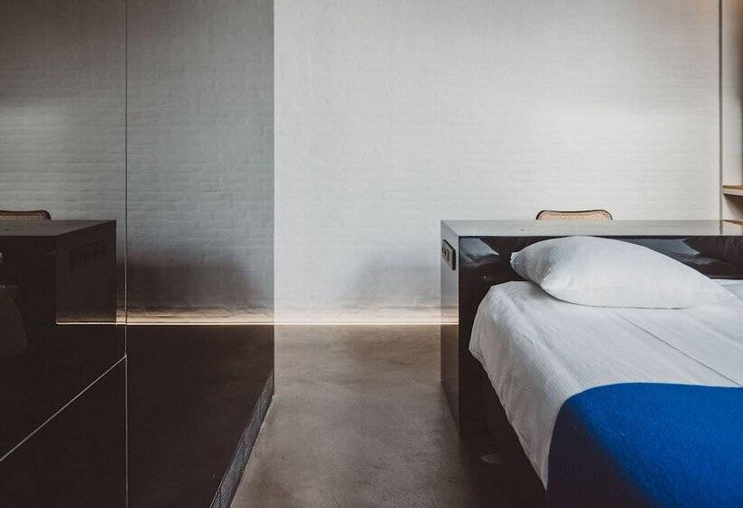 غرفة كلاسيكية, Pilar