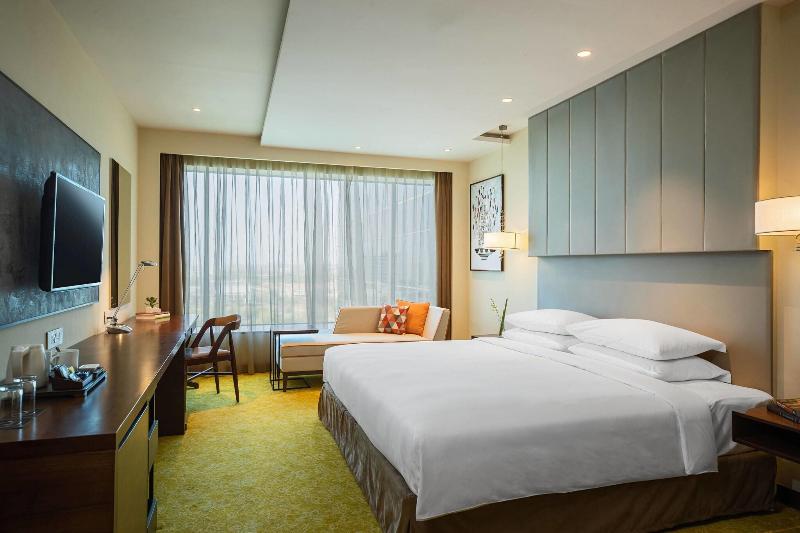 디럭스 룸 킹사이즈 침대, Renaissance Ahmedabad