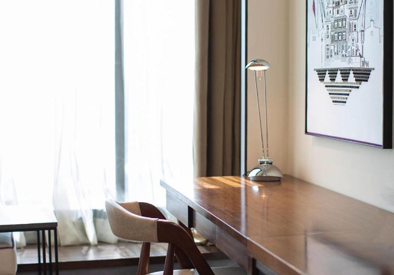 디럭스 룸 킹사이즈 침대, Renaissance Ahmedabad