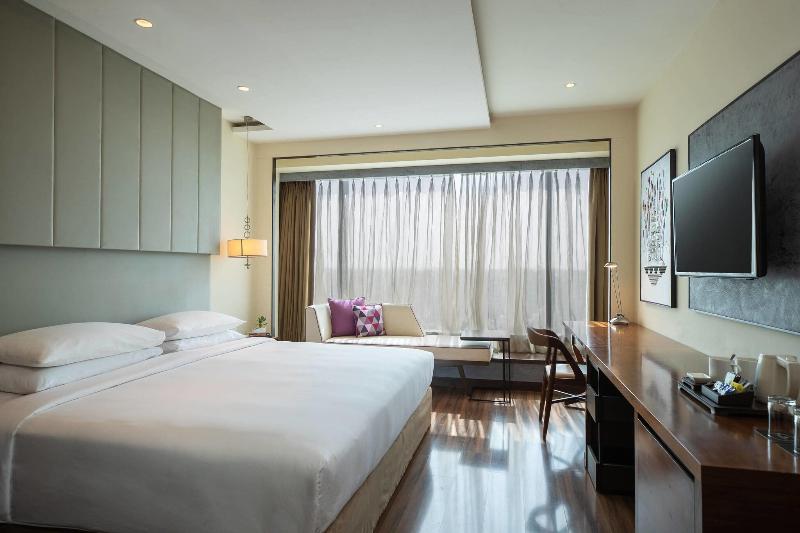 디럭스 룸 킹사이즈 침대, Renaissance Ahmedabad