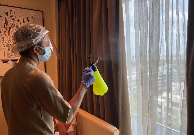 디럭스 룸 킹사이즈 침대, Renaissance Ahmedabad