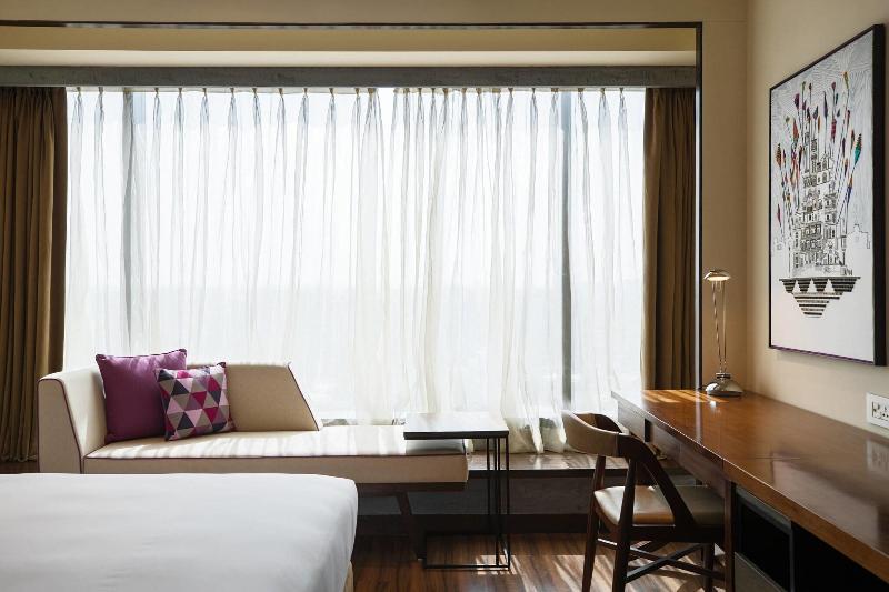 디럭스 룸 킹사이즈 침대, Renaissance Ahmedabad