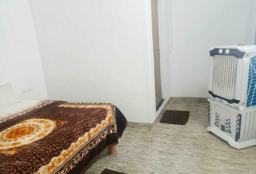 اتاق کلاسیک سه تخته, Pop 84706  J S R Palace Gardens