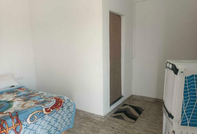 اتاق کلاسیک سه تخته, Pop 84706  J S R Palace Gardens