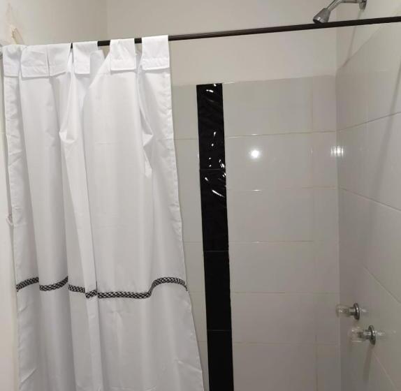 חדר אקונומי יחיד, Black & White