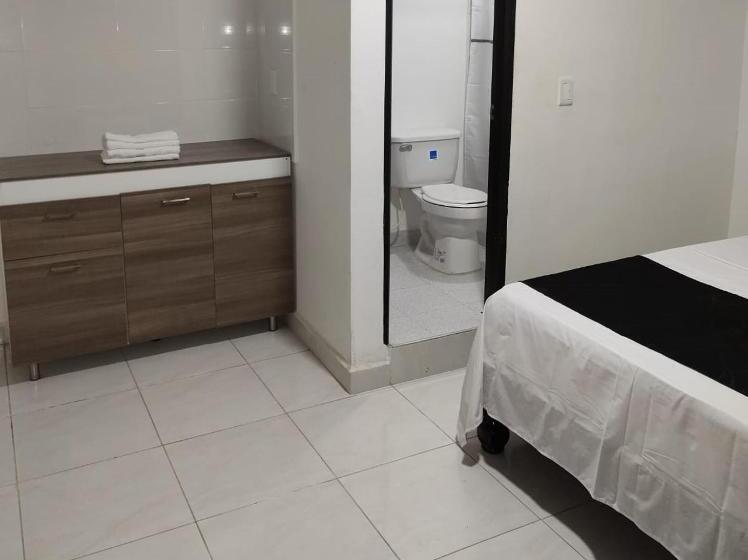 חדר אקונומי יחיד, Black & White