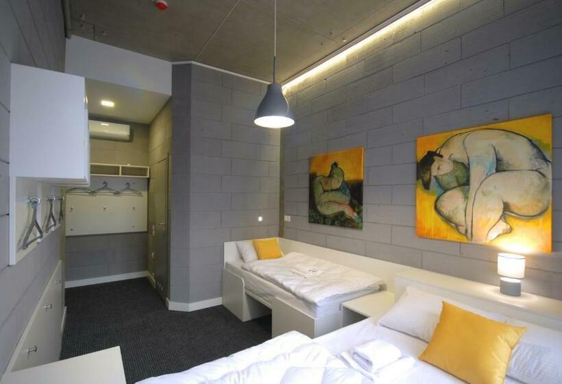 غرفة قياسية ثلاثية, Cubby