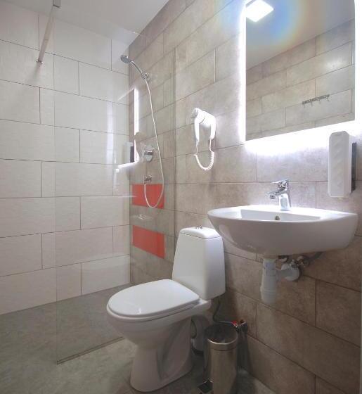 غرفة عائلية, Cubby