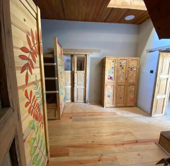 تختخواب در اتاق مشترک, The Coffee Bean Hostel