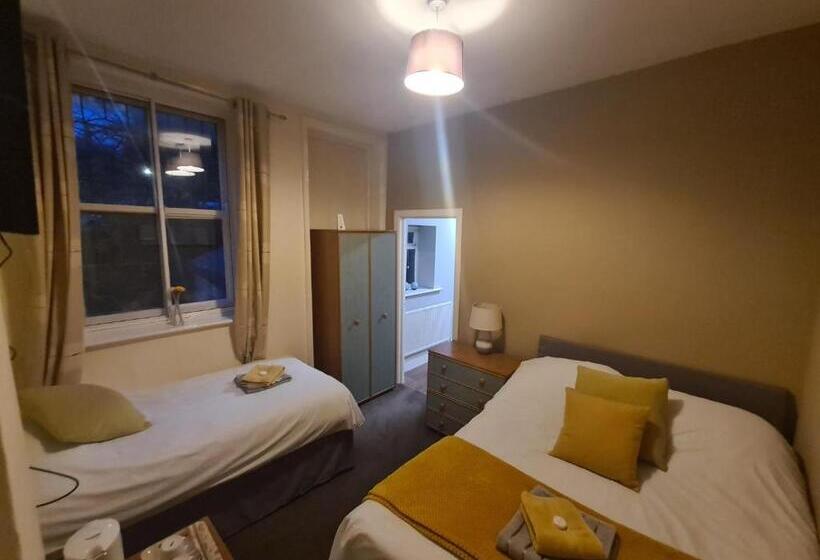 Семейный Номер, The Stump Cross Inn