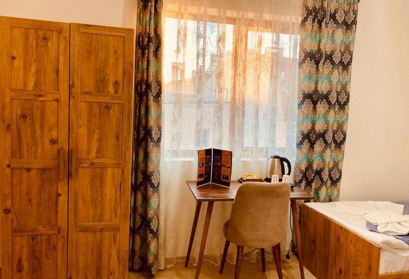 غرفة قياسية, Aysultan Stone House