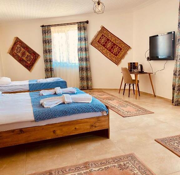 اتاق استاندارد چهارنفره با بالکن, Aysultan Stone House