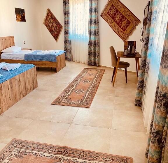 غرفة قياسية رباعية مزودة بشُرفة, Aysultan Stone House