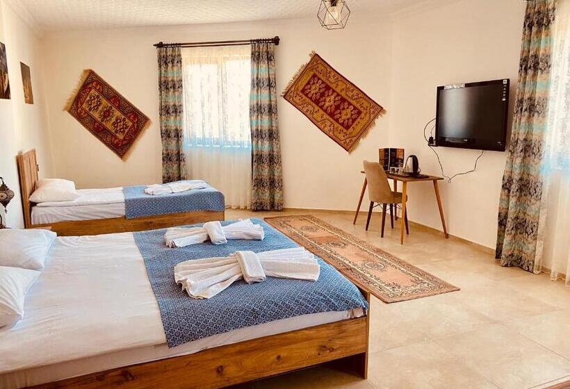 غرفة قياسية رباعية مزودة بشُرفة, Aysultan Stone House