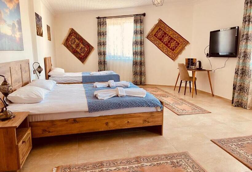 غرفة قياسية رباعية مزودة بشُرفة, Aysultan Stone House